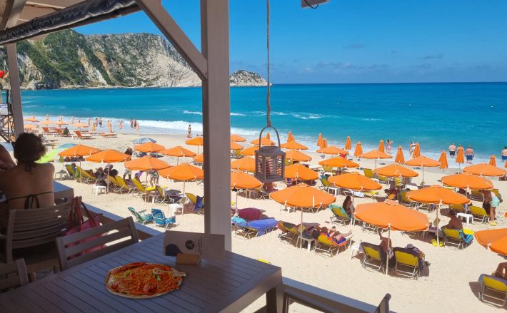 Θέα, γεύση και super τιμές: Η ταβέρνα με τις τεράστιες, φθηνές μερίδες στην ωραιότερη παραλία της Ελλάδας