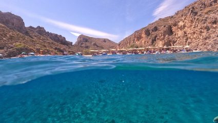 Σε 1.5 ώρα κολυμπάς στα ωραιότερα νερά: Το νησί που όλοι ερωτεύονται τον Αύγουστο είναι το βασίλειο της ηρεμίας (Pics)