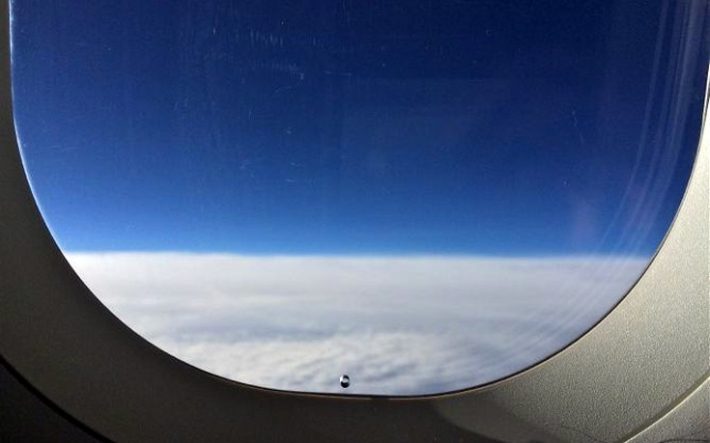Η αιώνια απορία των επιβατών: Εσύ ξέρεις γιατί τα παράθυρα των αεροπλάνων έχουν μια μικρή τρύπα;