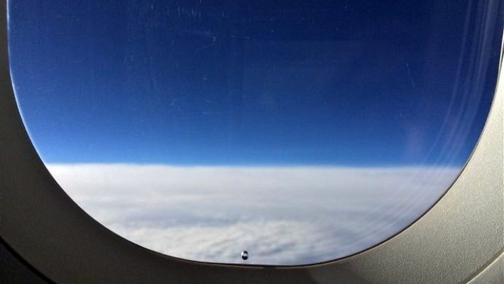 Η αιώνια απορία των επιβατών: Εσύ ξέρεις γιατί τα παράθυρα των αεροπλάνων έχουν μια μικρή τρύπα;