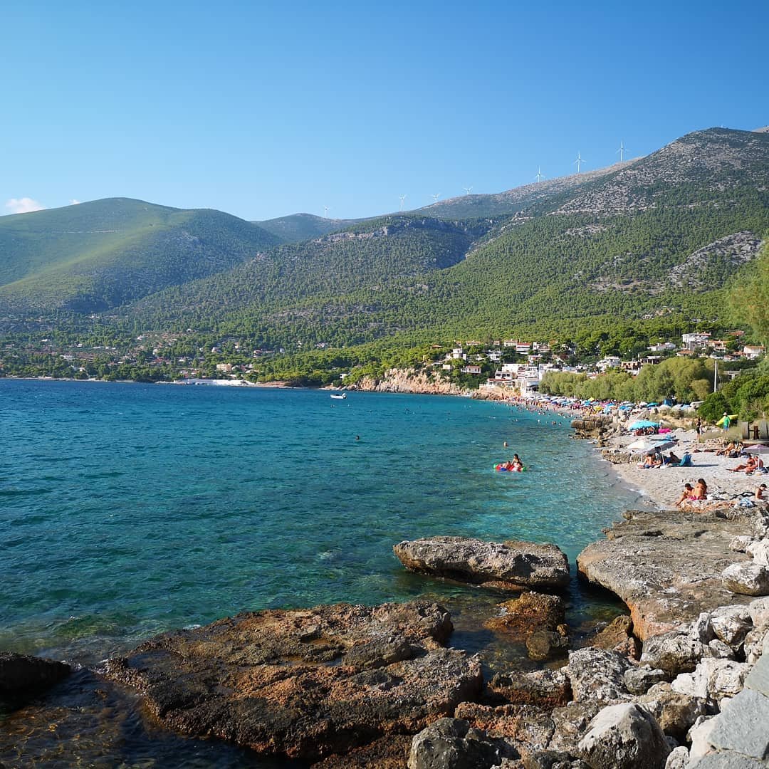 Καταγάλανα νερά, ελευθερία, δίπλα στην Αθήνα: Η παραλία-μύθος του Αυγούστου που κάνει περήφανο το «κίνημα της πετσέτας» (Pics)