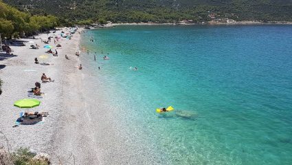 Καταγάλανα νερά, ελευθερία, δίπλα στην Αθήνα: Η παραλία-μύθος του Αυγούστου που κάνει περήφανο το «κίνημα της πετσέτας» (Pics)