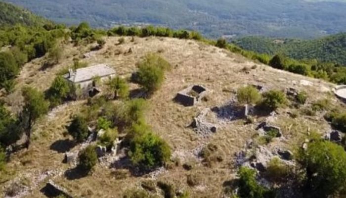 Βασιλεύει μόνο η σιωπή: Το πέτρινο χωριό της Ηπείρου που παραδόθηκε στη λήθη