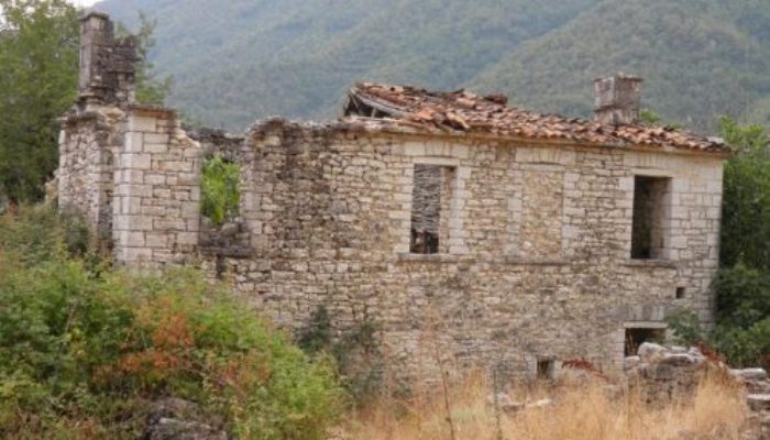 Βασιλεύει μόνο η σιωπή: Το πέτρινο χωριό της Ηπείρου που παραδόθηκε στη λήθη
