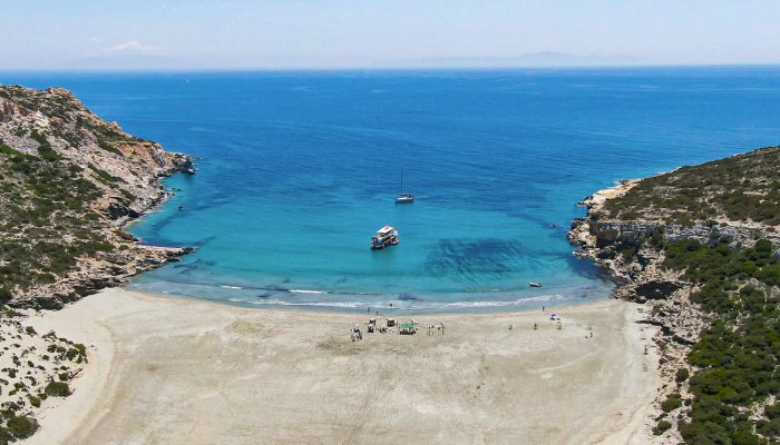 Τα έχει όλα: Το ελληνικό νησί των γαλήνιων διακοπών που οι σταρ του Χόλιγουντ θέλουν να αγοράσουν εξοχικό