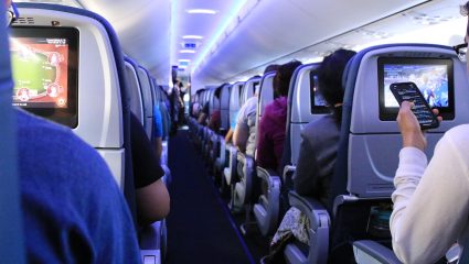 Αναταράξεις στο αεροπλάνο: Το απλό κόλπο των πιλότων με το μπουκάλι για να μείνεις ψύχραιμος όταν οι άλλοι τρέμουν (vid)