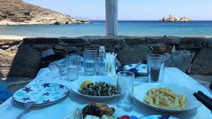 Ομορφιές Σαντορίνης στη μισή τιμή: Στο ελληνικό νησί που διαρκώς ανεβαίνει, κάνεις low budget διακοπές και δεν σου λείπει τίποτα (Pics)