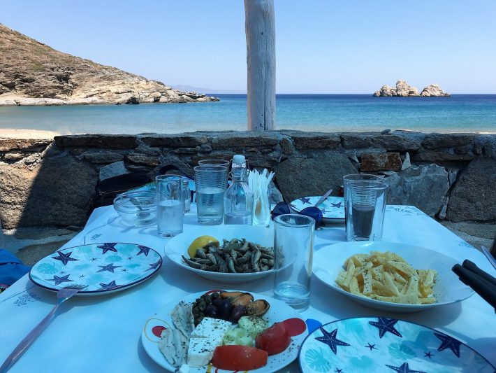 Ομορφιές Σαντορίνης στη μισή τιμή: Στο ελληνικό νησί που διαρκώς ανεβαίνει, κάνεις low budget διακοπές και δεν σου λείπει τίποτα (Pics)