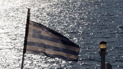 Για 40 χρόνια η σημαία δεν κατέβηκε ποτέ: Η γυναίκα που αγαπούσε την Ελλάδα περισσότερο από τον ίδιο της τον εαυτό