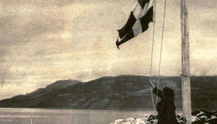Για 40 χρόνια η σημαία δεν κατέβηκε ποτέ: Η γυναίκα που αγαπούσε την Ελλάδα περισσότερο από τον ίδιο της τον εαυτό