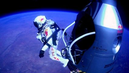 «Γυρίζω σπίτι τώρα»: Ο άνθρωπος που έπεσε από την άκρη του διαστήματος κάνοντας βουτιά 39 χιλιομέτρων