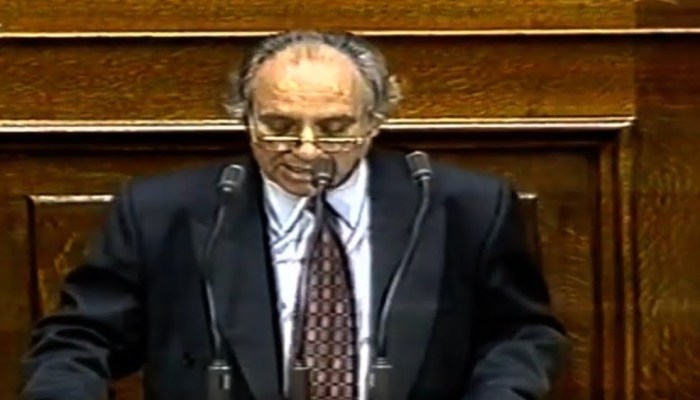 Η ομιλία του μεταδιδόταν live: Το τραγικό τέλος του  βουλευτή του ΠΑΣΟΚ που πέθανε ενώ μιλούσε στη βουλή