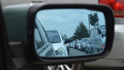 Ένα λάθος που κάνουμε όλοι: Γιατί δεν πρέπει να κλείνουμε τους καθρέφτες όταν παρκάρουμε