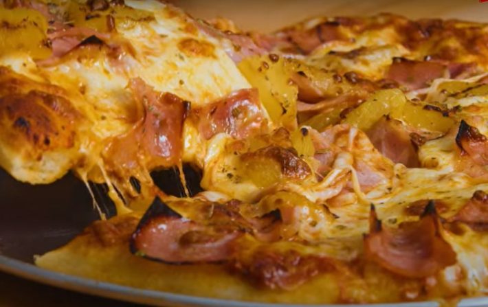 «Ξεκίνησε από μια πλάκα»: Το πείραμα του Έλληνα που έφτιαξε την πιο αμφιλεγόμενη πίτσα στον κόσμο