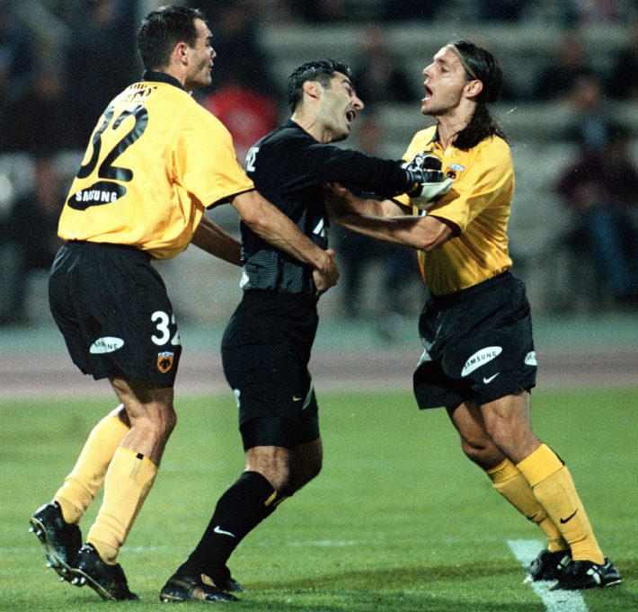 «Δεν έκανε χειρονομία, έδειχνε το… σκορ»: Η ιστορία της καλύτερης δικαιολογίας όλων των εποχών στο ελληνικό ποδόσφαιρο!