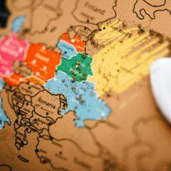 Βρες τη χώρα από το νόμισμα και τον πληθυσμό της: Μπορείς το απόλυτο στο κουίζ που οι περισσότεροι κολλάνε στο 7/10;