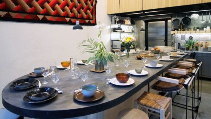 «Σαν να μαγειρεύεις σπίτι σου, αλλά καλύτερα»: Στη Θεσσαλονίκη άνοιξε το πιο ξεχωριστό Airbnb παγκοσμίως…