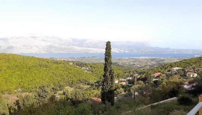 «Μπαλκόνι» με αδιανόητη θέα: Το ελληνικό χωριό για οικονομικά και cozy Χριστούγεννα μακριά από την πολυκοσμία και το δήθεν