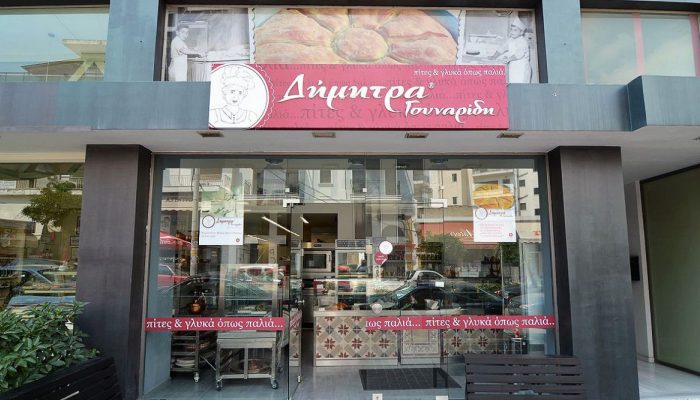 Φύλλο ματσόβεργας, πλούσιο τυρί, τίποτα κατεψυγμένο: Η τρίγωνη τυρόπιτα-ποίημα που αναζητεί όλη η Αθήνα
