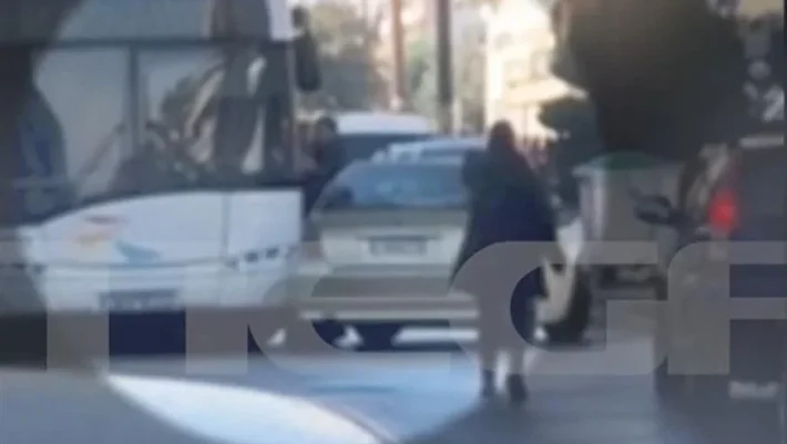 Απίστευτο σκηνικό στη Θεσσαλονίκη: Οδηγός λεωφορείου πιάστηκε στα χέρια με οδηγό Ι.Χ. και οι επιβάτες ... παρακολουθούσαν