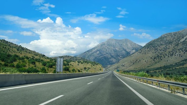 18 χλμ. τέρμα το γκάζι: Η μεγαλύτερη ευθεία στην Ελλάδα με το μαγευτικό τοπίο είναι ένας οδικός «θησαυρός» (pics)