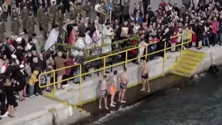 Μυτιλήνη: «Στημένη» η ρίψη του Σταυρού; Το βίντεο που έγινε viral με την ύποπτη κίνηση του ιερέα στον κολυμβητή