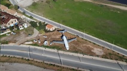 Για να μην πάει για σκραπ: Το σπάνιο αεροπλάνο που «προσγειώθηκε» στο δρόμο του Λαυρίου (Vid)