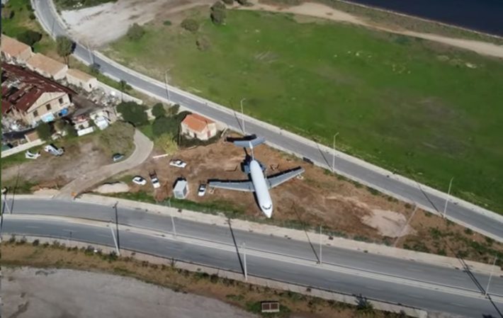 Για να μην πάει για σκραπ: Το σπάνιο αεροπλάνο που «προσγειώθηκε» στο δρόμο του Λαυρίου (Vid)