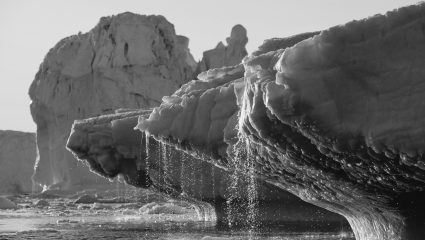 Η Γροιλανδία χάνει 30 εκατ. τόνους πάγου την ώρα!