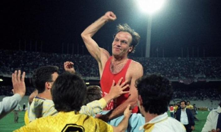 Με κόκκινη φανέλα και το «κακό» του πόδι: Το γκολ-σύμβολο των 80s που δεν θα ξεχάσει ποτέ κανένας ΑΕΚτζής