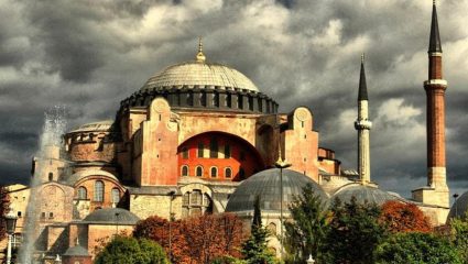 Έντονες αντιδράσεις στην Τουρκία για το εισιτήριο στην Αγία Σοφία: «Έχει γίνει οίκος εμπορίου»