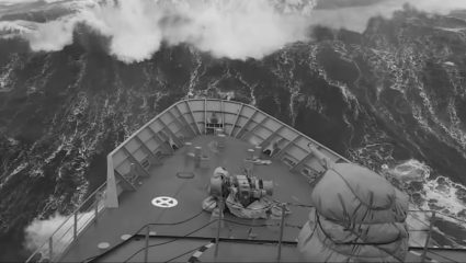 Κύμα-τέρας καταπίνει πολεμικό πλοίο κοντά στην Ανταρκτική (VIDEO)