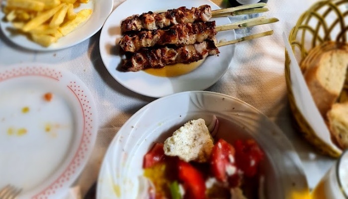 Ντόπιο κρέας, σε φυσικό καλάμι: Το μαγαζάκι με το καλύτερο σουβλάκι στην Ελλάδα που ανοίγει μόνο βράδυ για λίγες ώρες (Pics)