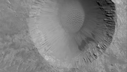 Εξωπραγματικό τοπίο: Οι κρατήρες στην επιφάνεια του Άρη (VIDEO)
