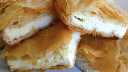 Αλεύρι, φέτα και τσίπουρο: Η ελληνική «πίτα του τεμπέλη» είναι το πιο γρήγορο και γευστικό σνακ που θα φας ποτέ