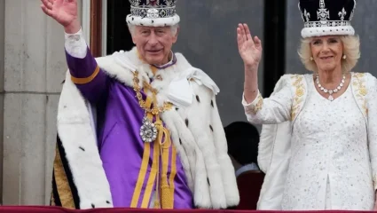 «Τουλάχιστον δεν χρειάζεται να φορέσεις κώνο» – Ο βασιλιάς Κάρολος διαβάζει κάρτες από το κοινό και γελά