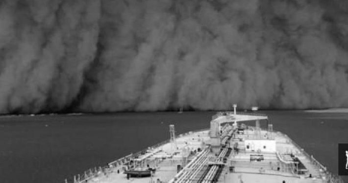 Σκηνές Αποκάλυψης: Κολοσσιαία αμμοθύελλα καλύπτει τη Διώρυγα του Σουέζ (VIDEO)