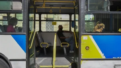 Σάλος: Οδηγός λεωφορείου ασχολείται με το κινητό και οδηγεί με τους… αγκώνες (Vid).
