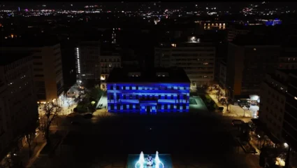 25η Μαρτίου: «Χρόνια Πολλά Ελλάδα» – Στα μπλε φωταγωγήθηκε το δημαρχείο της Αθήνας