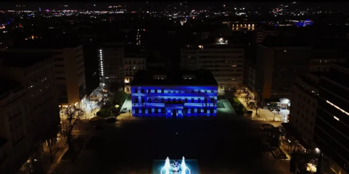 25η Μαρτίου: «Χρόνια Πολλά Ελλάδα» - Στα μπλε φωταγωγήθηκε το δημαρχείο της Αθήνας