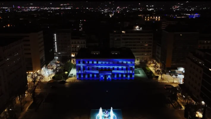 25η Μαρτίου: «Χρόνια Πολλά Ελλάδα» - Στα μπλε φωταγωγήθηκε το δημαρχείο της Αθήνας