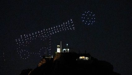 Ακόμα πιο πρωτότυπες και φαντασμαγορικές: Οι νέες τρισδιάστατες φιγούρες με drones του Χαρδαλιά που θα φωτίσουν τον αττικό ουρανό (Pics)