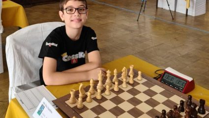 Νίκησε τον παγκόσμιο πρωταθλητή σε 38 δευτερόλεπτα: Ο 10χρονος «Μέσι του σκακιού» ξεπερνάει κάθε προηγούμενο 