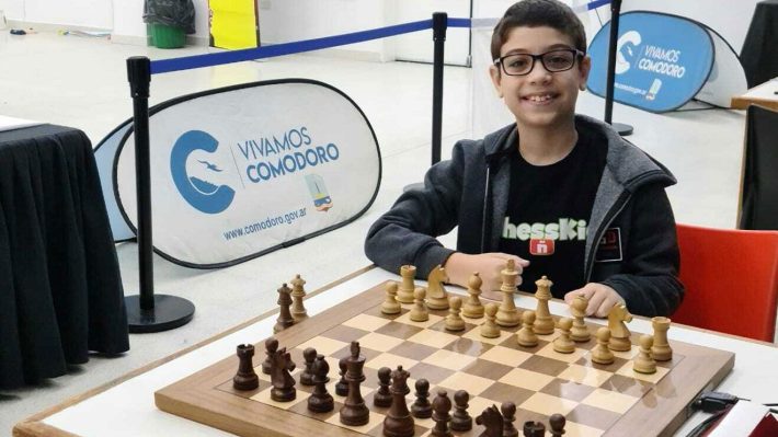 Νίκησε τον παγκόσμιο πρωταθλητή σε 38 δευτερόλεπτα: Ο 10χρονος «Μέσι του σκακιού» ξεπερνάει κάθε προηγούμενο 