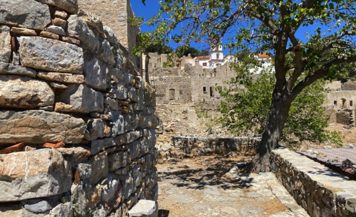 Εκεί που δεν το περιμένεις: Το ελληνικό νησί με το χωριό-φάντασμα επιφυλάσσει μια μεγάλη έκπληξη στον ανυποψίαστο επισκέπτη
