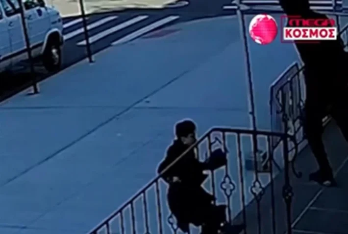 Νέα Υόρκη: Η στιγμή που ληστής σπρώχνει από τις σκάλες ομογενή - Σοκαριστικό βίντεο