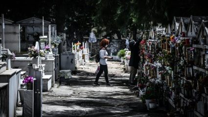 Θεσσαλονίκη: Τι απαντά συγγενής για τον άγριο καυγά πάνω σε τάφο – «Η νύφη σκόνταψε και έπεσε»