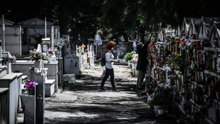 Θεσσαλονίκη: Τι απαντά συγγενής για τον άγριο καυγά πάνω σε τάφο - «Η νύφη σκόνταψε και έπεσε»