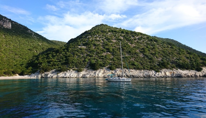 Το «φυλάει» ο ψαράς με το βιβλίο: Το παραδεισένιο νησάκι του Ιονίου που πωλείται αντί 45 εκατ. ευρώ