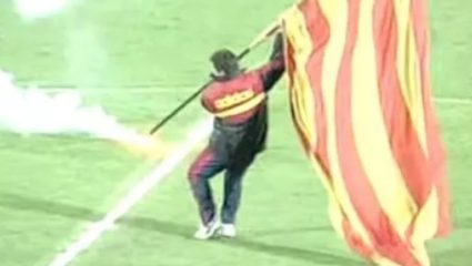 Κάρφωσε τη σημαία της ομάδας στη σέντρα της μισητής αντιπάλου: Ο προπονητής που φλέρταρε με λιντσάρισμα και τελικά έγινε ήρωας!